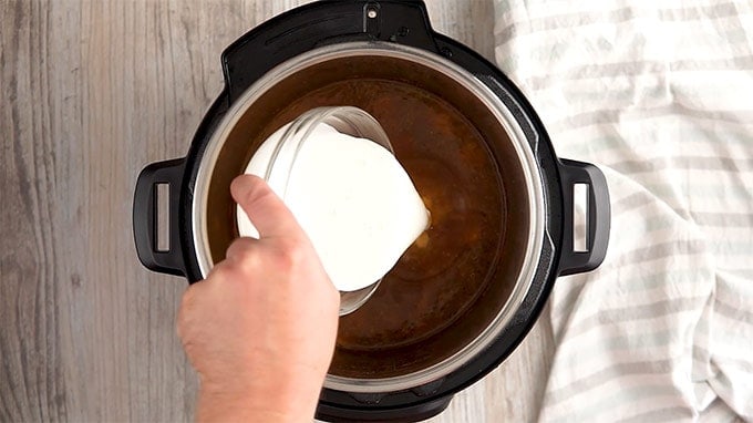 شیر تبخیر شده را در یک قابلمه فوری سوپ تاکو مرغ بریزید. 