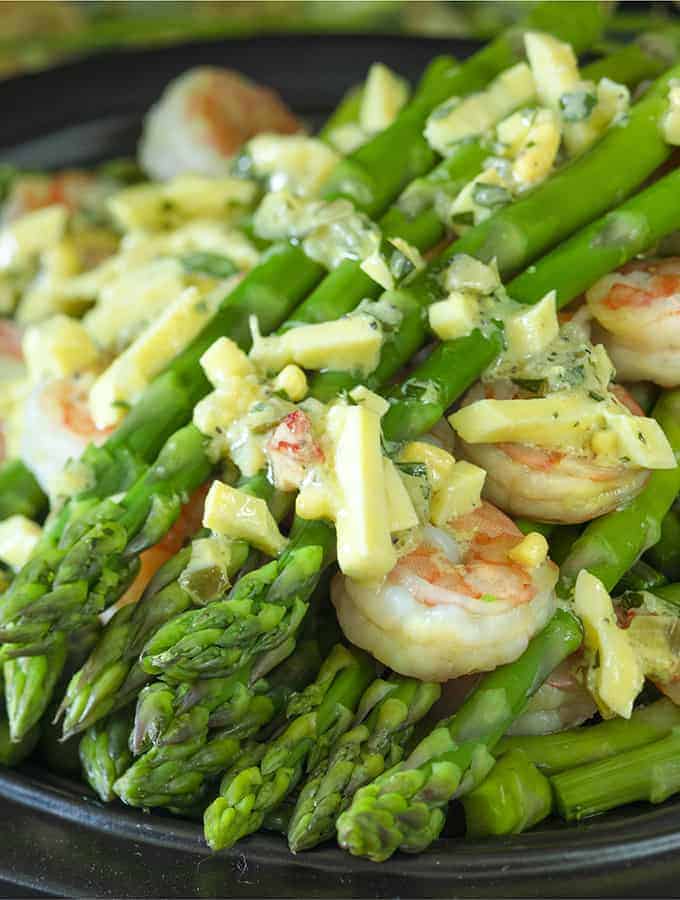 Un plat de crevettes céto, Grits et Asperges.