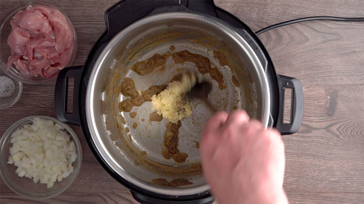 sauteing garlic and thai green curry paste in an instant pot