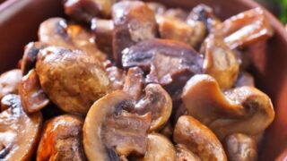 air fryer mushrooms in a wooden bowl