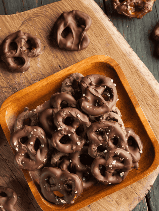 CHOCOLATE COVERED PRETZELS CHOCOLATE DIPPED PRETZELS RECIPE TwoSleevers