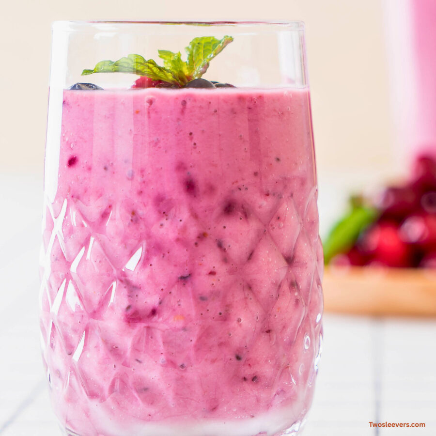Berry smoothie in a decorative glass
